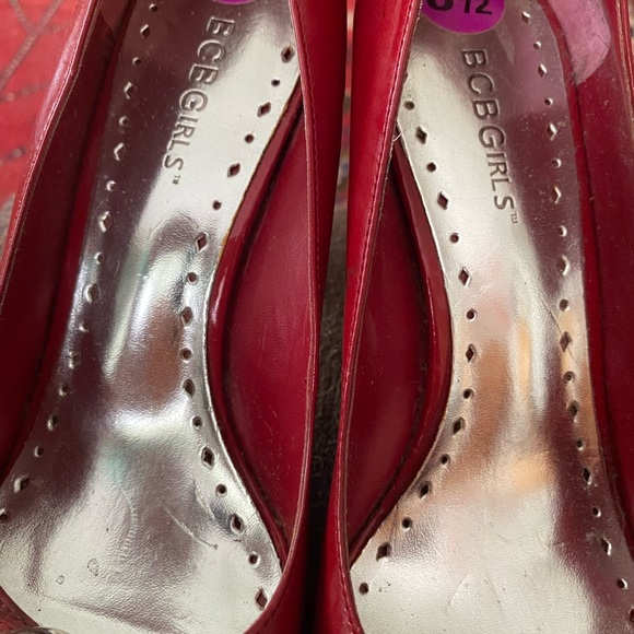 BCBGIRLS w8 1/2 Red high heels. Silver hardware on front.VINTAGE. - Picture 3 of 10
